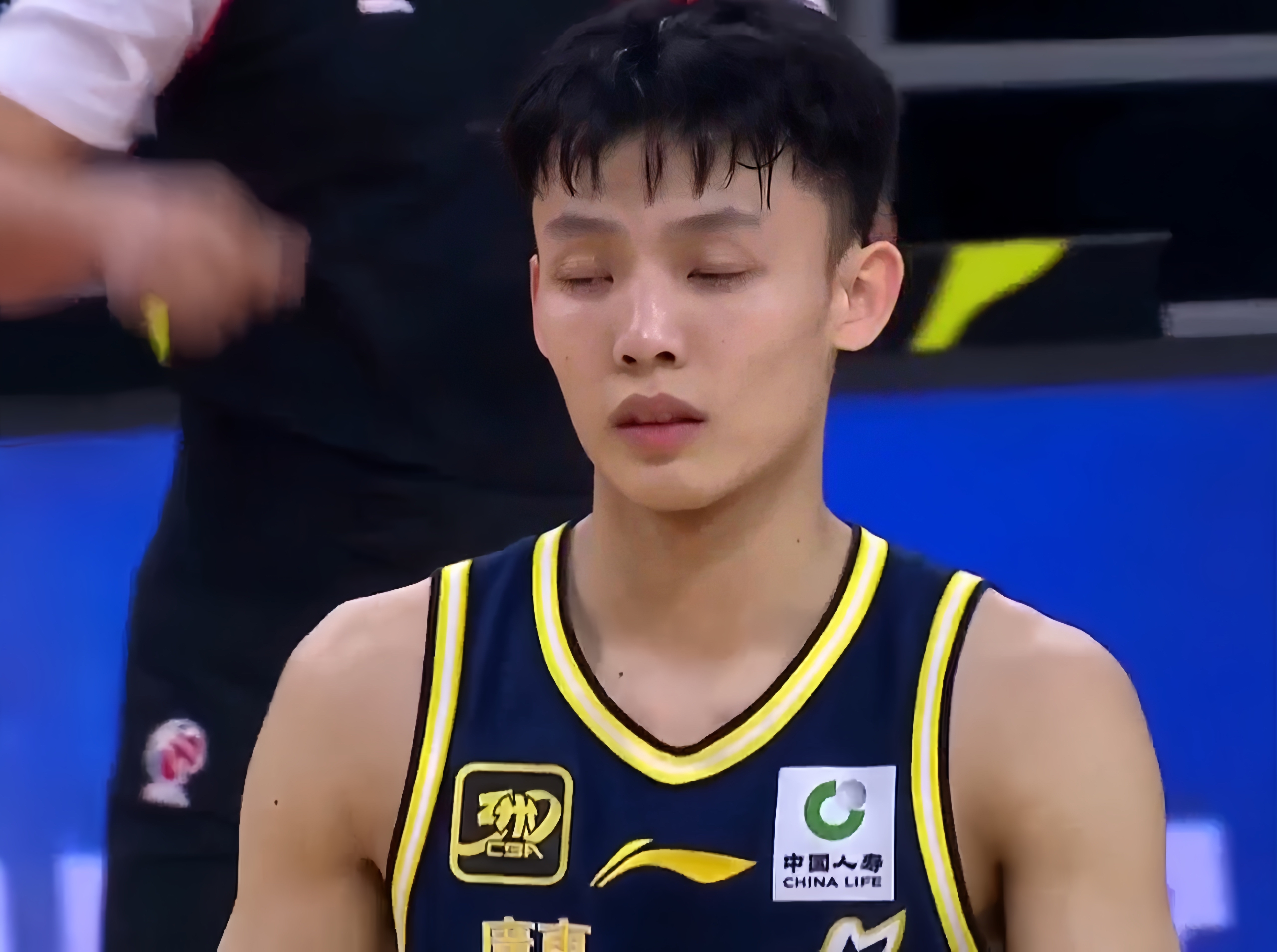 包含广东宏远本土球员表现抢眼，获得赞誉的词条